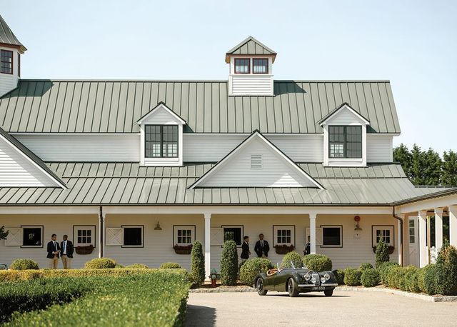 랄프 로렌이 2025 스프링 컬렉션을 공개한 브리지햄프턴 베뉴.