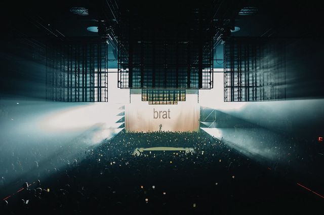 올해 가장 핫한 팝스타 찰리 XCX가 ‘찢은’ H&M의 런던 이벤트 현장. 