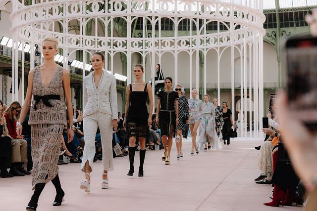 샤넬의 앰배서더 라일리 키오가 함께한 피날레 장면.