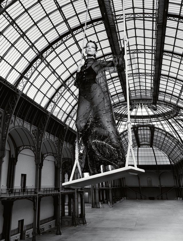 듀오 포토그래퍼 이네즈(Inez)와 비누드(Vinoodh)가 촬영한 모델 니지나 샤리포바(Nigina Sharipova).