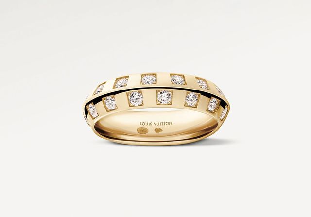 데일리로 착용하기 좋은 얇은 디자인의 다이아몬드 링. 