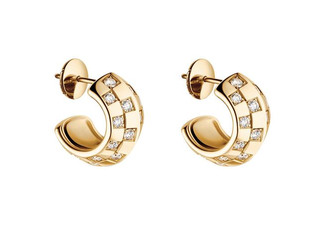 옐로 골드에 다이아몬드가 세팅된 후프 귀고리. 