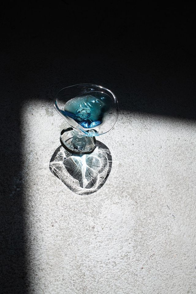 스튜디오 컴플로이의 유리잔 오브제.