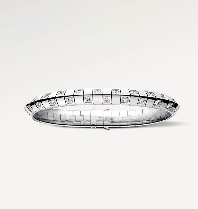 화이트 골드에 다이아몬드를 장식한 브레이슬릿.