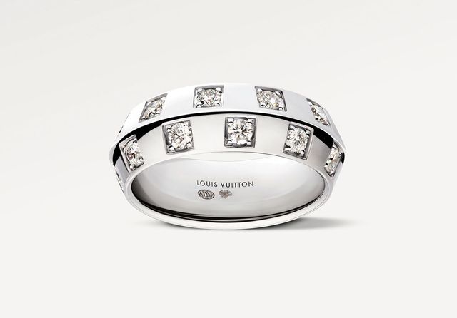 다미에 패턴에 다이아몬드로 광채를 더한 링.