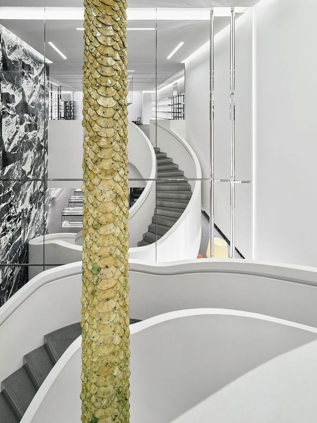 Elaine Cameron-Weir, 〈Snake X〉, 2019. 도쿄 오모테산도.