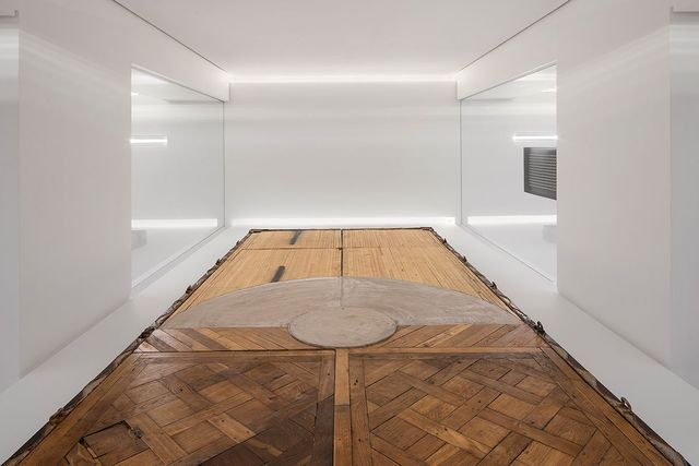 Oscar Tuazon, 〈Mobile Floor〉, 2019. 파리 그레넬.