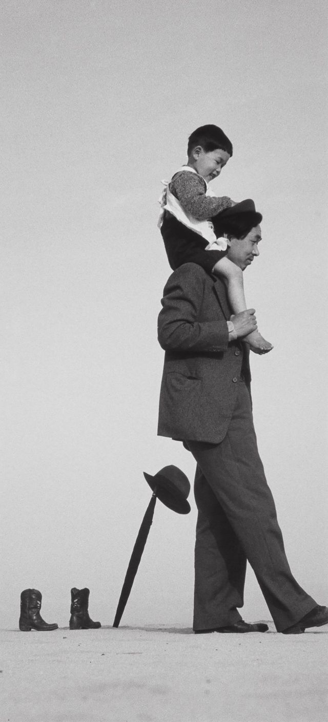〈아빠와 도오루(Dad and Tocchin)〉, 1949, 26.7x12.2cm. © SHOJI UEDA