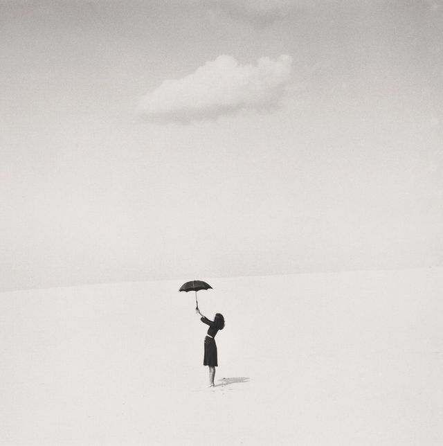 〈모래언덕 위의 인물(Portrait on the Dune)〉, 1950(경), 20.8x20.7cm. © SHOJI UEDA 