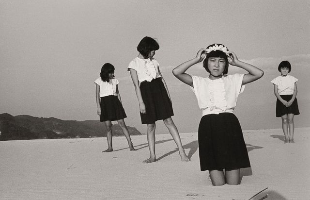 〈소녀들(The Girls)〉, 1945, 20.3x31.7cm. © SHOJI UEDA