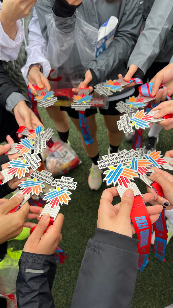 놓칠 수 없지. 다 같이 모여 메달 인증샷!