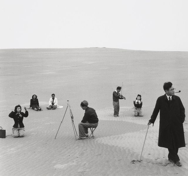 〈모래언덕 위의 군상(A Crowd on the Dune)〉, 1949, 18.5x19.8cm. © SHOJI UEDA