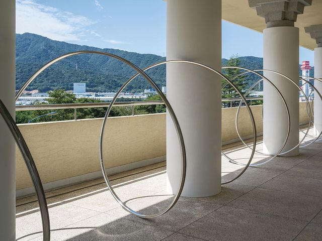 최고은, 〈에어록〉, 2024, 스테인리스 스틸 파이프 나무, 가변 크기, 2024 제7회 창원조각비엔날레 커미션.