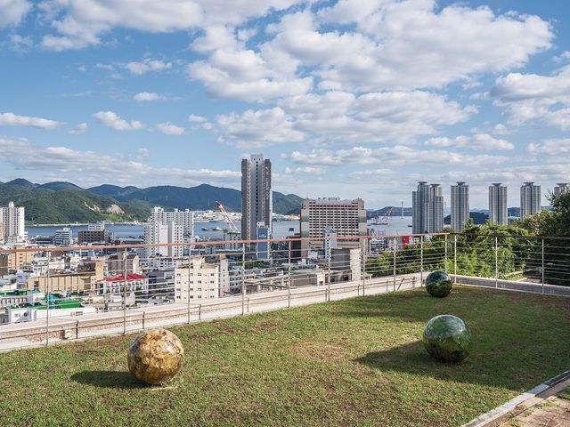 바다가 내려다보이는 창원시립마산문신미술관에서 열리는 제7회 창원조각비엔날레 «큰 사과가 소리없이» 전시 전경.