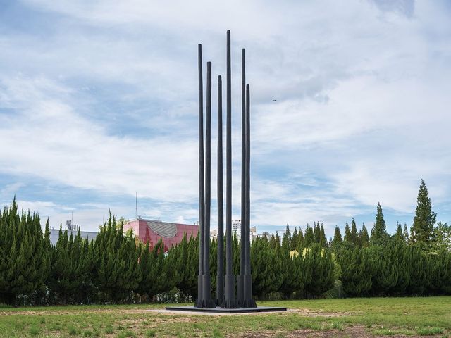 정현, 〈목전주〉, 2006, 나무, 철, 콜타르, 1726x497x597cm, 경기도미술관 소장.