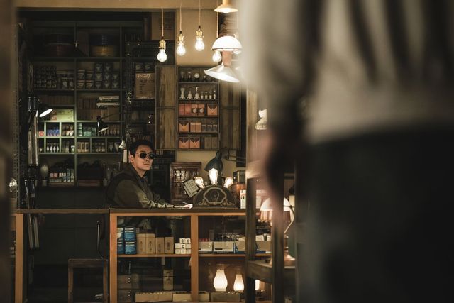 디즈니+ 시리즈 〈조명가게〉 스틸