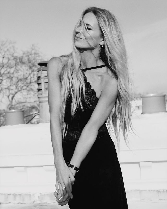 드레스는 Chanel.