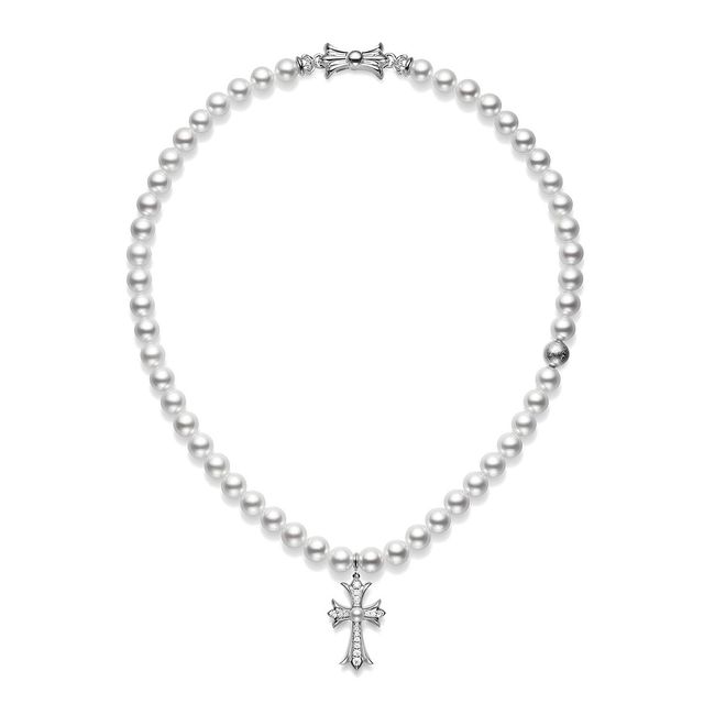 아코야 진주와 다이아몬드를 세팅한 시그너처 십자가 펜던트 네크리스는 Chrome Hearts.