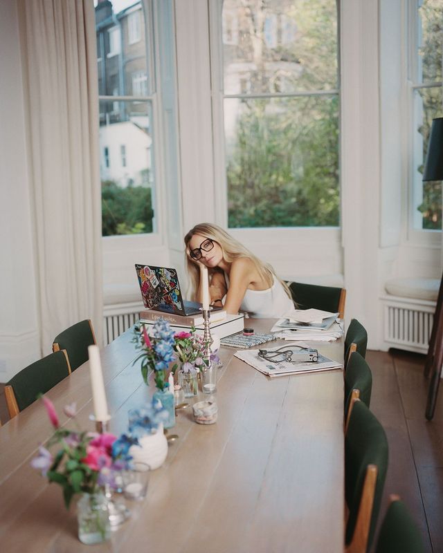 노팅힐 자택에 있는 로라 베일리. 