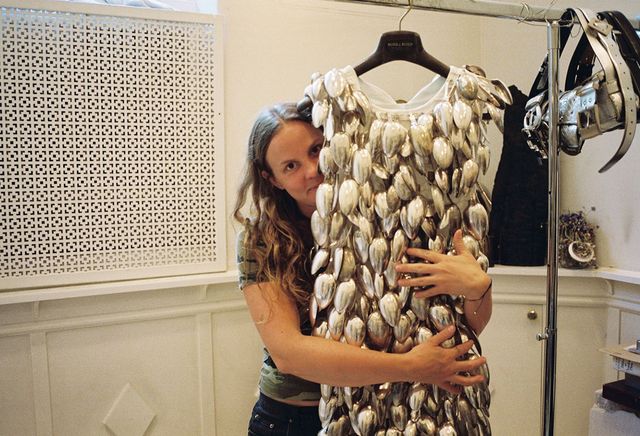 아틀리에에서 은 숟가락으로 제작한 드레스와 포즈를 취한 엘렌 호다코바 라르손.