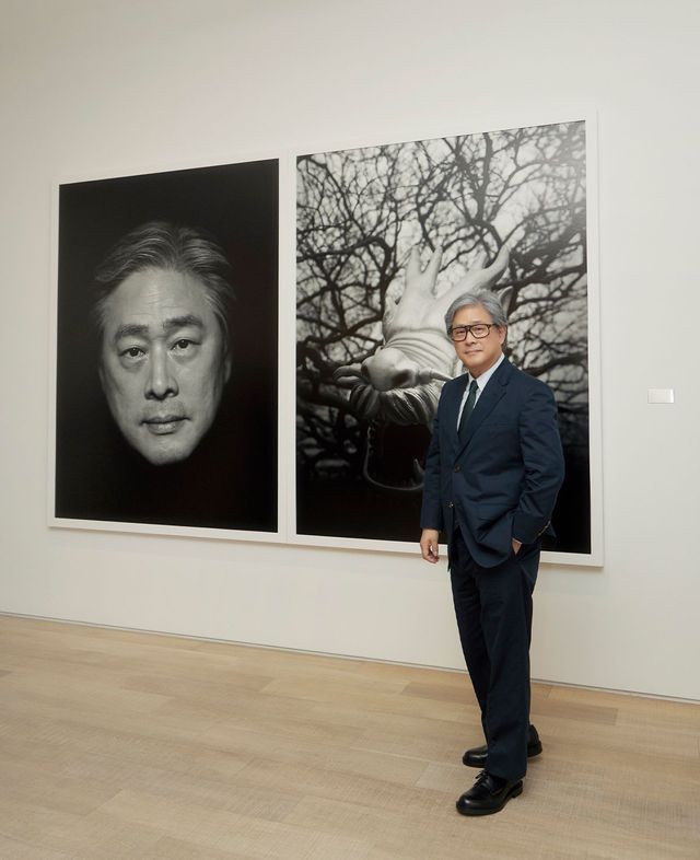 박찬욱 감독이 자신에 관한 작품 앞에서 포즈를 취했다.