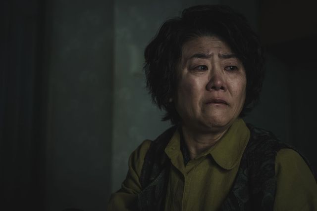 디즈니+ 시리즈 〈조명가게〉 스틸