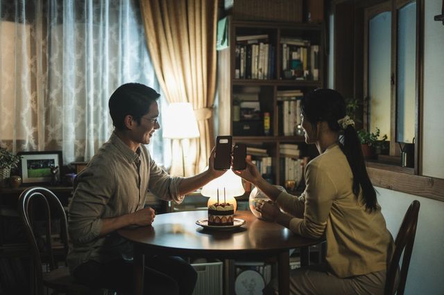 디즈니+ 시리즈 〈조명가게〉 스틸