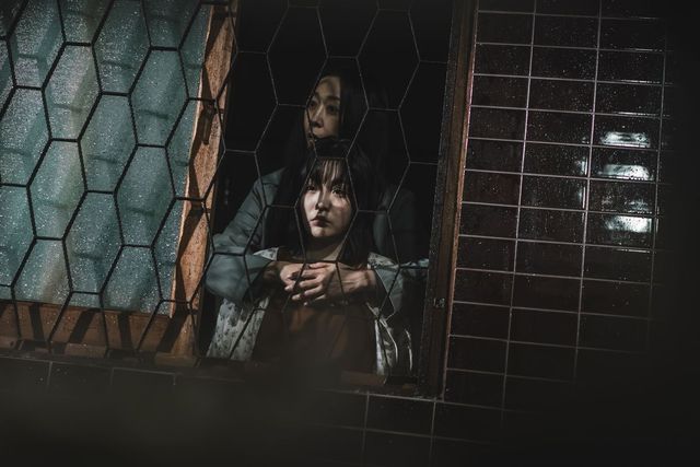 디즈니+ 시리즈 〈조명가게〉 스틸