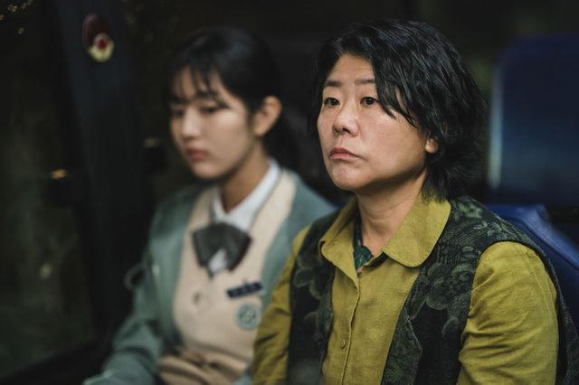 디즈니+ 시리즈 〈조명가게〉 스틸