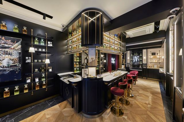 위스키 바를 연상케하는 공간 디자인이 압도적, 킬리안 파리 서울 부티크.