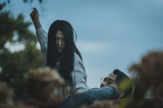 디즈니+ 시리즈 〈조명가게〉 스틸