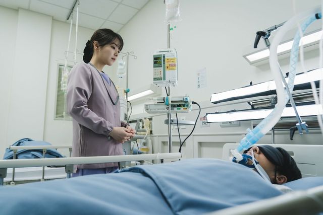 디즈니+ 시리즈 〈조명가게〉 스틸