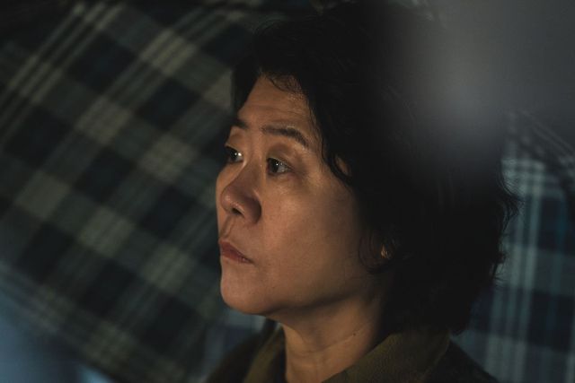 디즈니+ 시리즈 〈조명가게〉 스틸