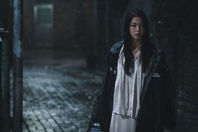 디즈니+ 시리즈 〈조명가게〉 스틸