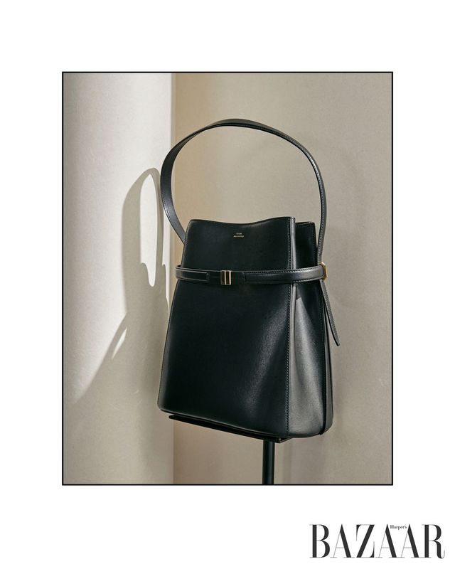 TOTEME 벨티드 레더 버킷백 블랙 1백85만원. 