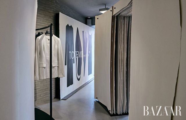 성수동에서 개최한 팝업 스토어 〈TOTEME PROTOTYPE〉의 전경