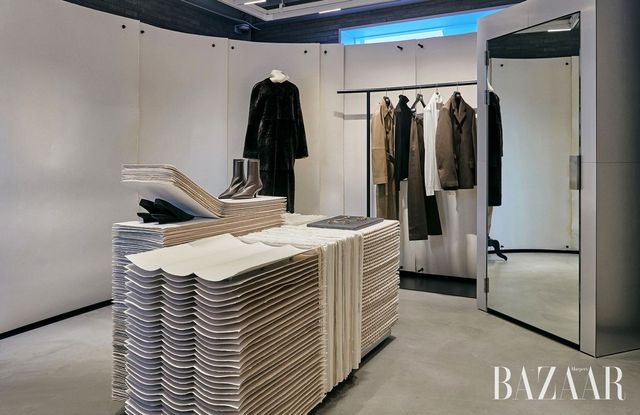 성수동에서 개최한 팝업 스토어 〈TOTEME PROTOTYPE〉의 전경