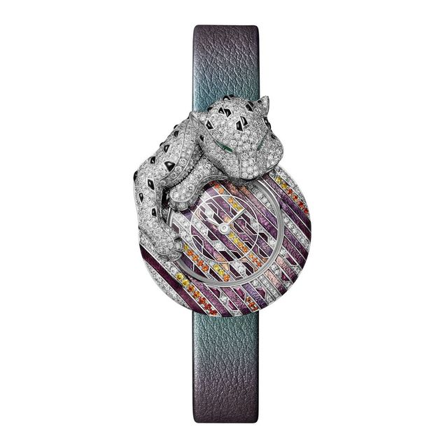화려한 케이스 위 잠자는 팬더의 모습이 담긴 팬더 주얼리 워치.