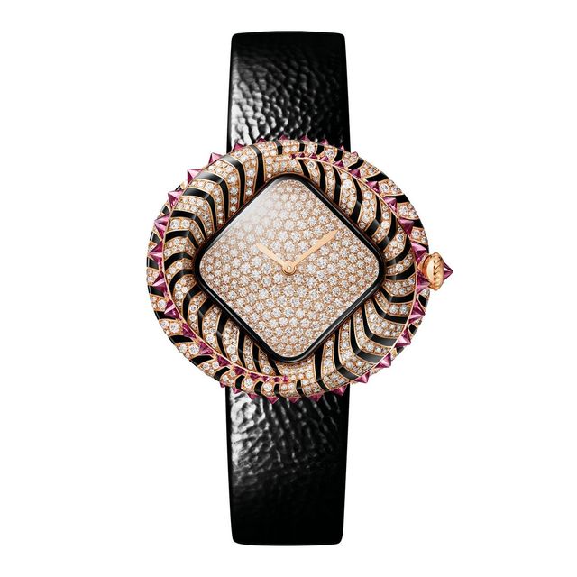 루비 및 브릴리언트 컷 다이아몬드를 세팅한 핑크 골드 버전의 애니멀 주얼리 워치.