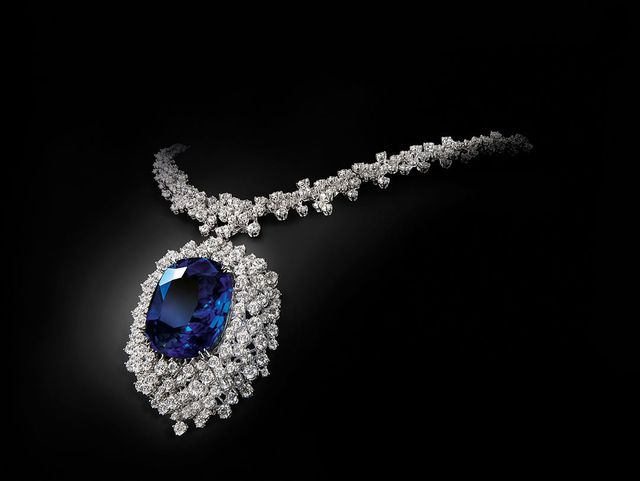 1백 캐럿의 쿠션 컷 사파이어가 세팅된 ‘미모사 이터널 블루’ 네크리스.