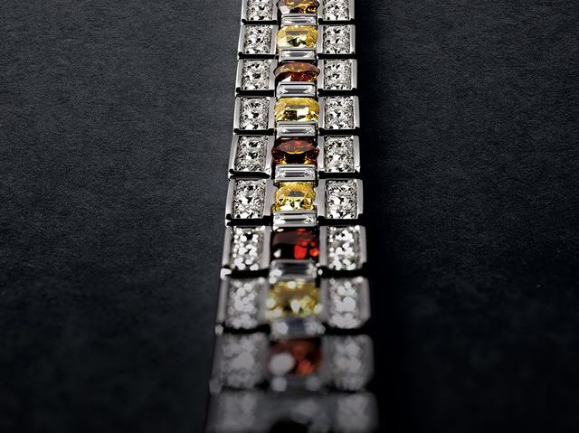 영화 필름 릴에서 영감받은 ‘벨 에포크 프레임’ 브레이슬릿.