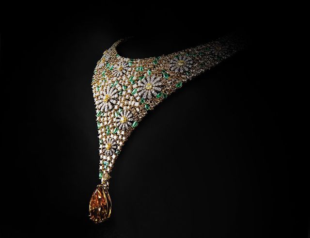 옐로 골드에 드롭 컷 팬시 다이아몬드를 장식한 ‘마르게리타 데저트 가든’ 네크리스.