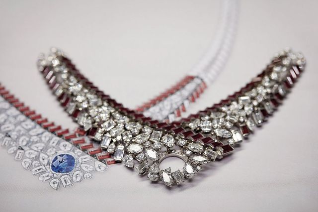 이번 컬렉션의 메인 피스인 ‘그래픽 라인’ 네크리스.