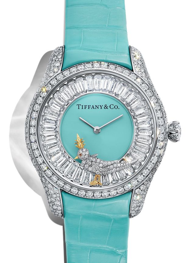 티파니의 전설적인 ‘버드 온 어 락’ 브로치를 그대로 재현했다.