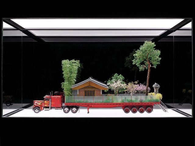 서도호, 〈비밀의 정원〉, 2012, 혼합 재료, LED 조명이 부착된 디스플레이스 케이스, 199x180x82cm. 사진: 정태수. 작가, 리만머핀(뉴욕, 홍콩, 서울), 빅토리아 미로(런던, 베니스) 제공. © 서도호.