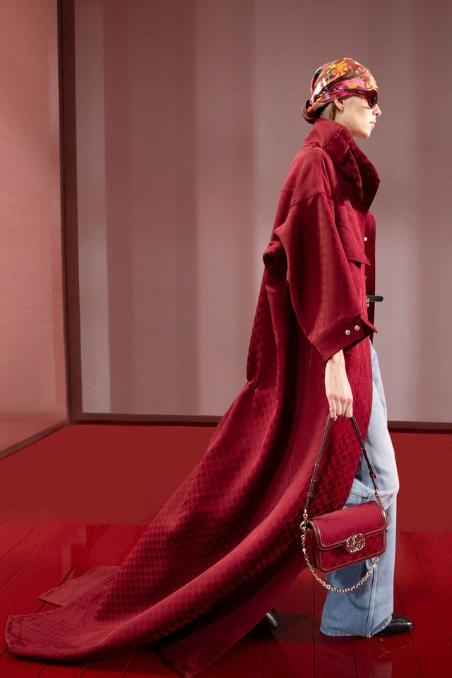 하우스를 상징하는 구찌 플로라 스카프가 헤어 스카프로 등장했다