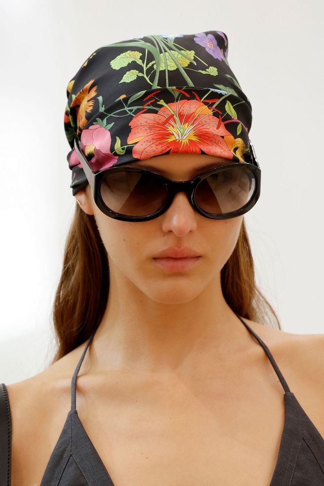 하우스를 상징하는 구찌 플로라 스카프가 헤어 스카프로 등장했다