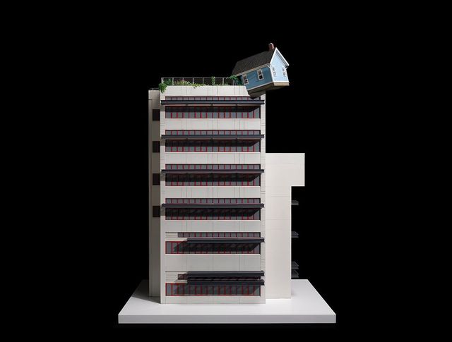 서도호, 〈별똥별(1/23 스케일)〉, 2024, 혼합 재료, 157.1x103.3x65.5cm. 사진: 정태수. 작가, 리만머핀(뉴욕, 서울), 빅토리아 미로(런던, 베니스) 제공. © 서도호.