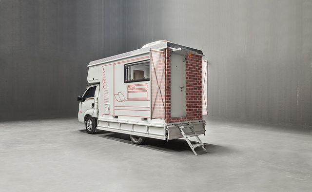 서도호, 〈틈새 호텔: 모형 1(1/6 스케일)〉, 2024, 혼합 재료, 112x59x152cm. 사진: 이민정. 작가, 리만머핀(뉴욕) 제공. © 서도호.