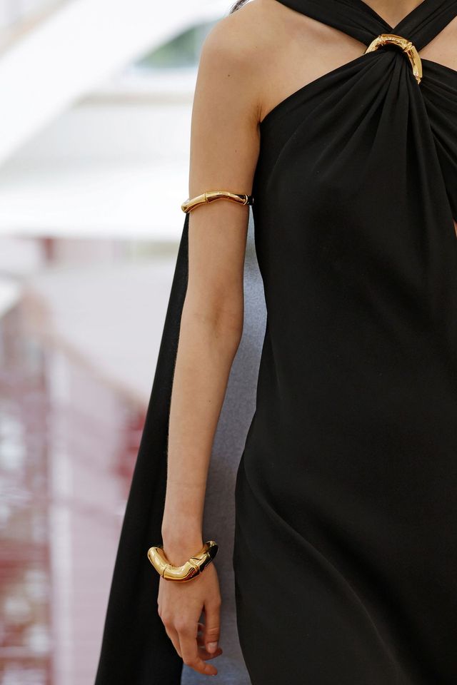 뱀부 디테일을 가미한 유려한 실루엣의 주얼리